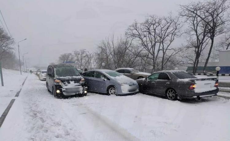 Во Владивостоке произошло массовое ДТП из-за снегопада