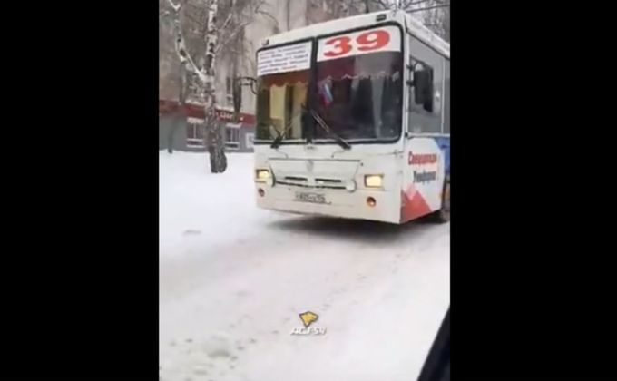 Ногами рулил автобусом водитель в Новосибирске