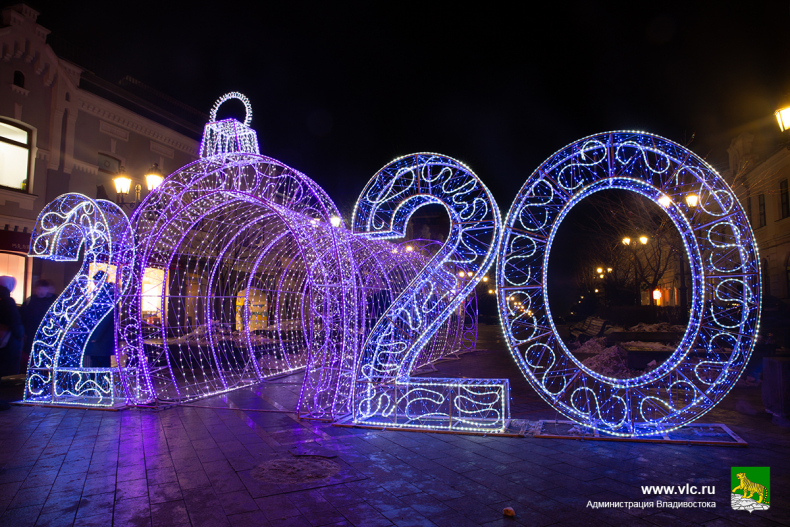 Вечерний Владивосток преображают огни новогодней иллюминации