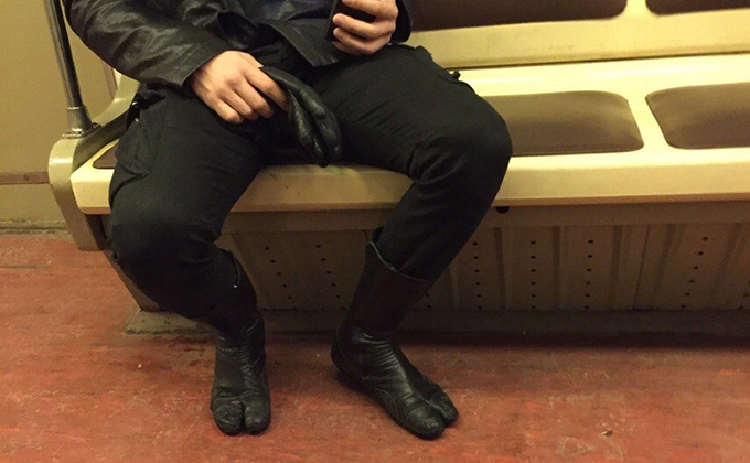 Мужчина в удивительных ботинках замечен в новосибирском метро