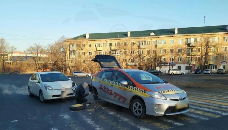 Два приуса встретились на пустой дороге во Владивостоке