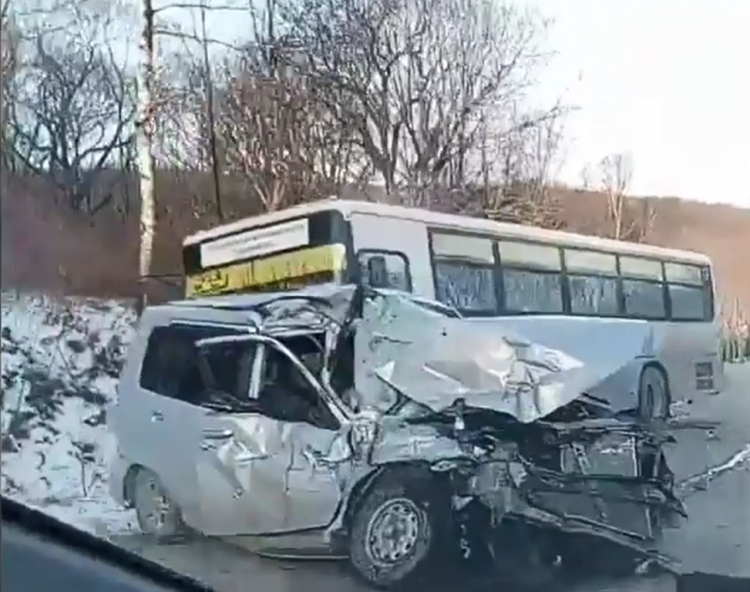 Серьёзное ДТП с рейсовым автобусом произошло в Приморье