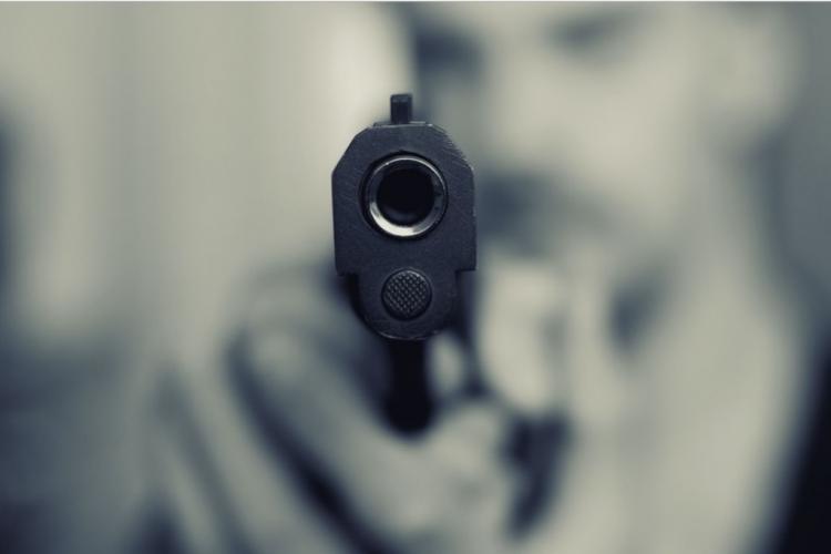 Мужчина в маске и с игрушечным пистолетом ограбил ночью цветочный магазин