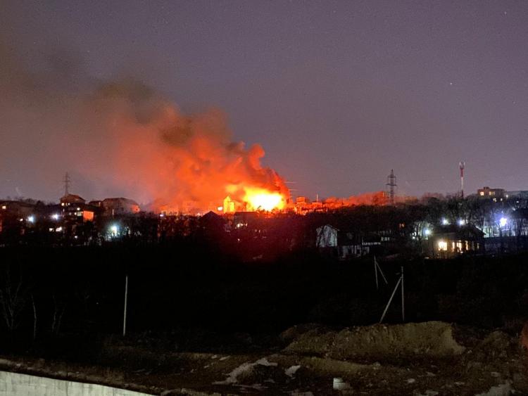 Частный дом горит во Владивостоке
