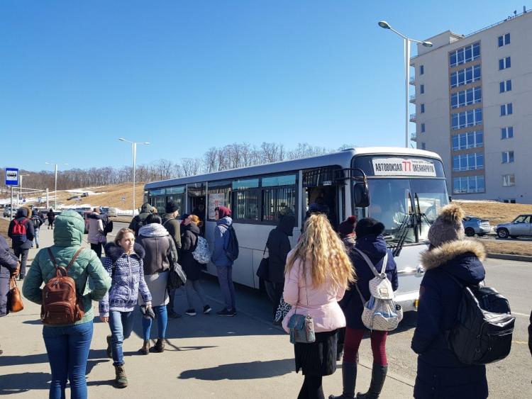 Автобусники Владивостока курят за рулем и стоят долго на остановках