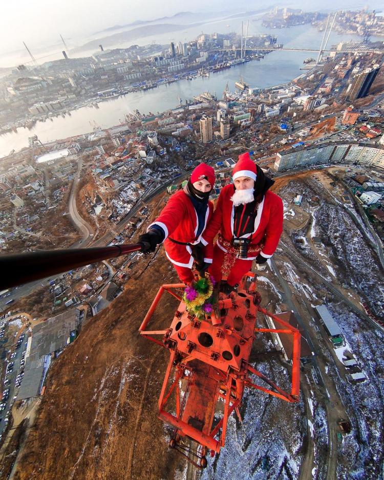 Руферы в костюмах Дедов Морозов сделали экстремальное фото во Владивостоке