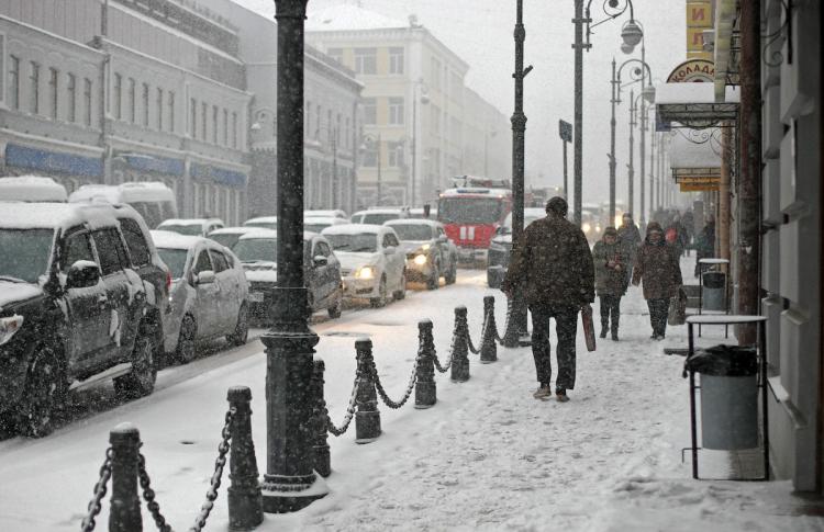Владивосток встал в предновогоднюю пробку из-за снегопада