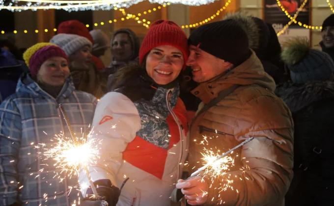 Что творили новосибирцы в новогоднюю ночь перед Оперным театром