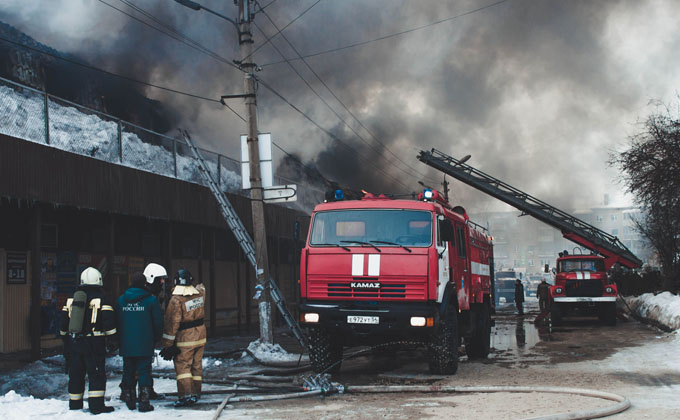 Тело продавца в руинах сгоревшего рынка обнаружили спасатели