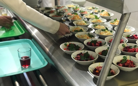 По поручению губернатора Травникова всех младших школьников обеспечат бесплатными обедами