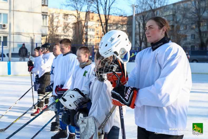Владивостокцы борются за место в полуфинале турнира по дворовому хоккею