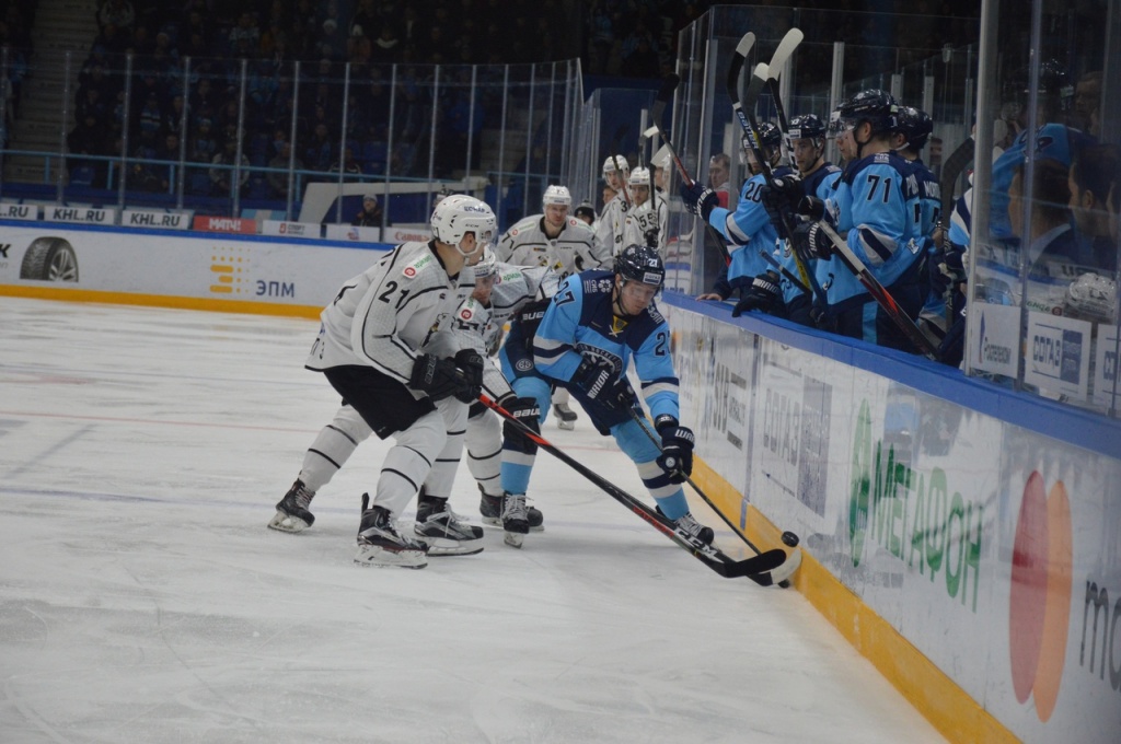 Хоккейная «Сибирь» разгромила «Трактор» и одержала шестую победу подряд