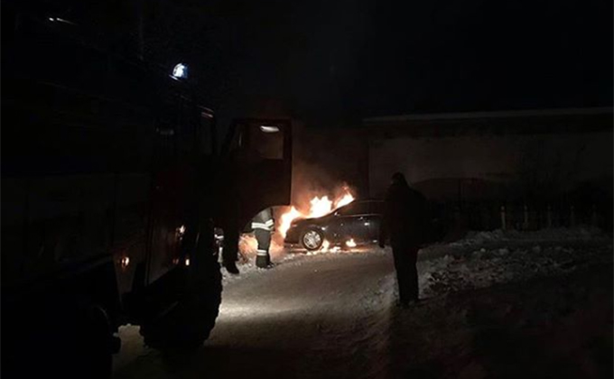 Неизвестные подожгли автомобиль предпринимателя в Бердске