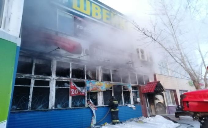 20 человек спаслись в пожаре ТЦ в Татарске