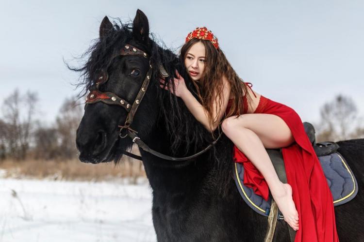 Мотодевочка из Владивостока оседлала лошадь в красном платье