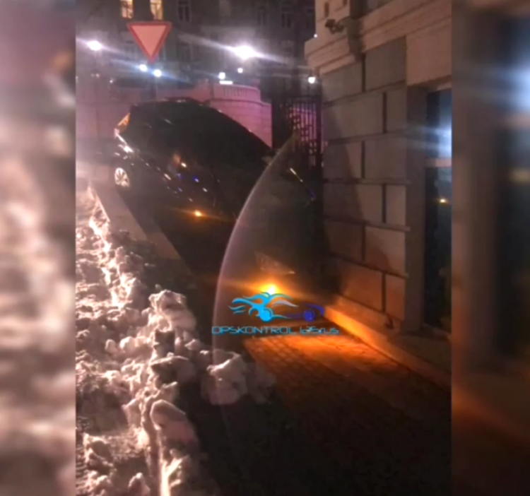 Автовладелец неудачно припарковался в центре Владивостока