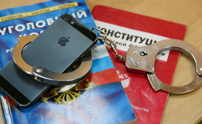 10 смартфонов на 350 тыс рублей стащил посетитель салона