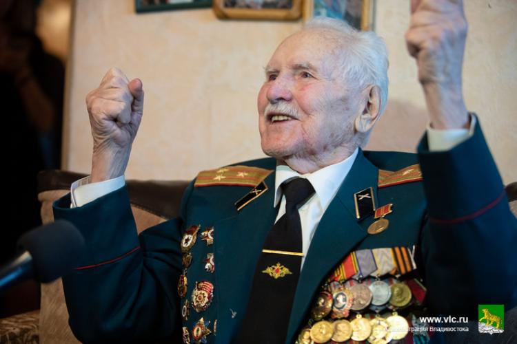 Мэр Владивостока поздравил с 95-летием ветерана войны
