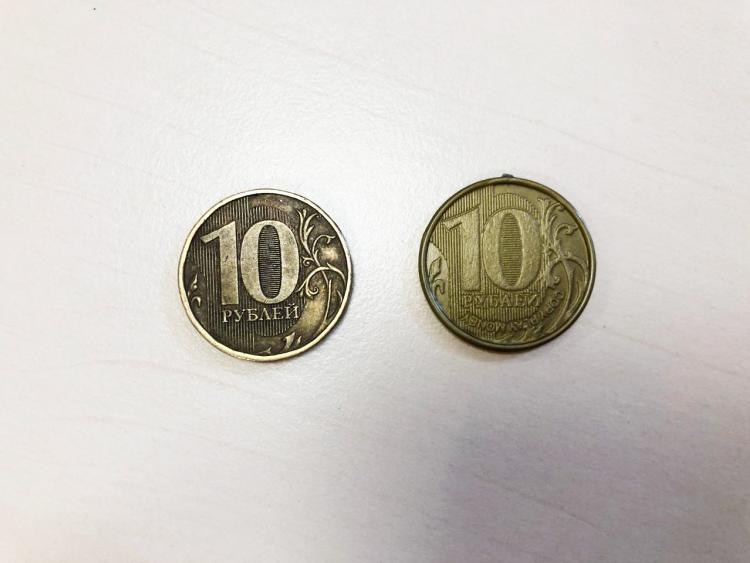 «10 рубАей»: В автобусе владивостокцу дали сдачу поддельной монетой