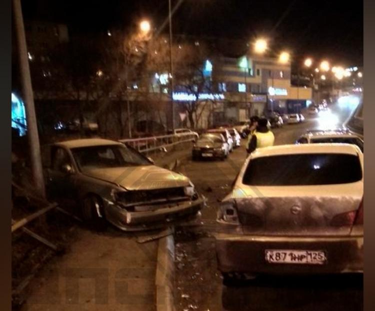 Седан в леерном ограждении: ДТП произошло ранним утром во Владивостоке