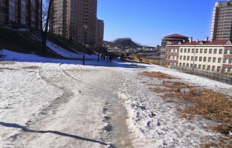 «Долби мой лёд». Жители Владивостока боятся ходить по скользким дорогам