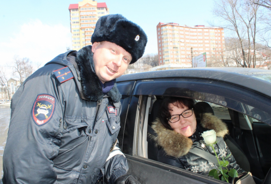 Сотрудники ДПС вручили розы женщинам за рулём