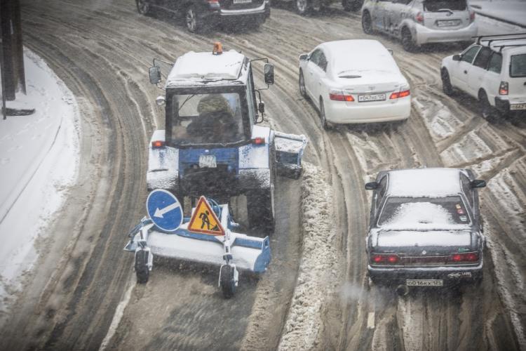 Мэрия Владивостока: 126 спецмашин задействованы в уборке снега