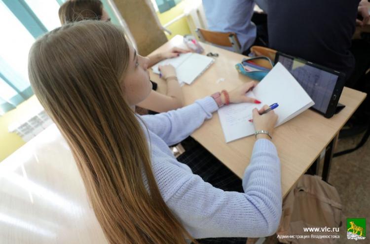 Школьники Владивостока могут поучаствовать в конкурсе сочинений