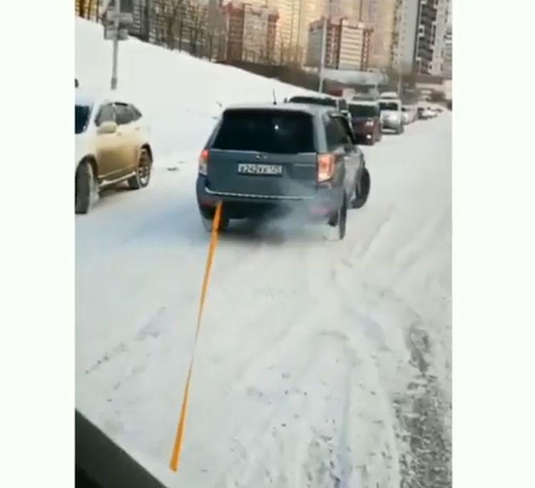 Прорываемся: Во Владивостоке скорую помощь отбуксировал Subaru Forester
