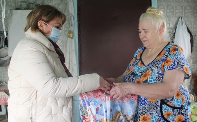 Волонтеры: «Пенсионеры заказывают чай, хлеб и печенюшки»