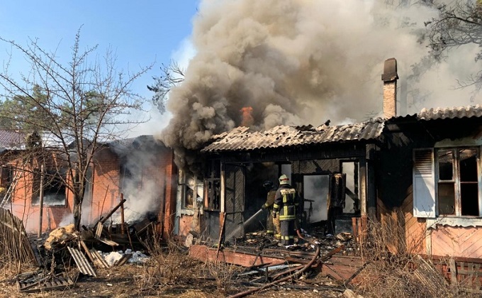Крупный пожар под Новосибирском: горели дом, автомобиль и катер