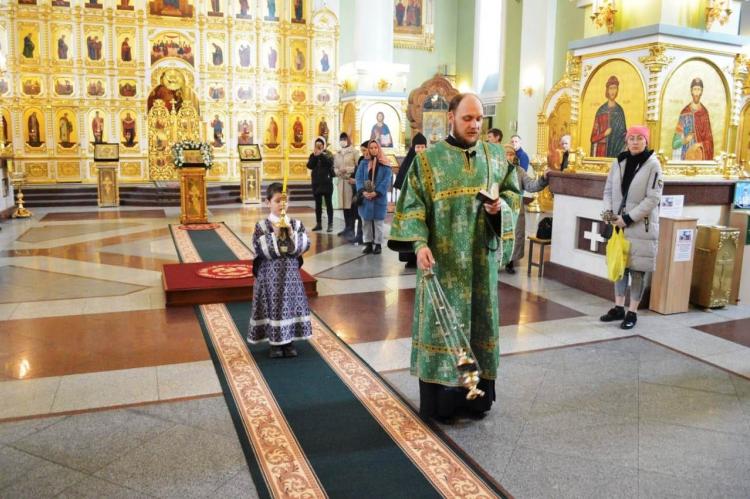 Митрополит Владивостокский провел всенощную накануне Вербного воскресенья