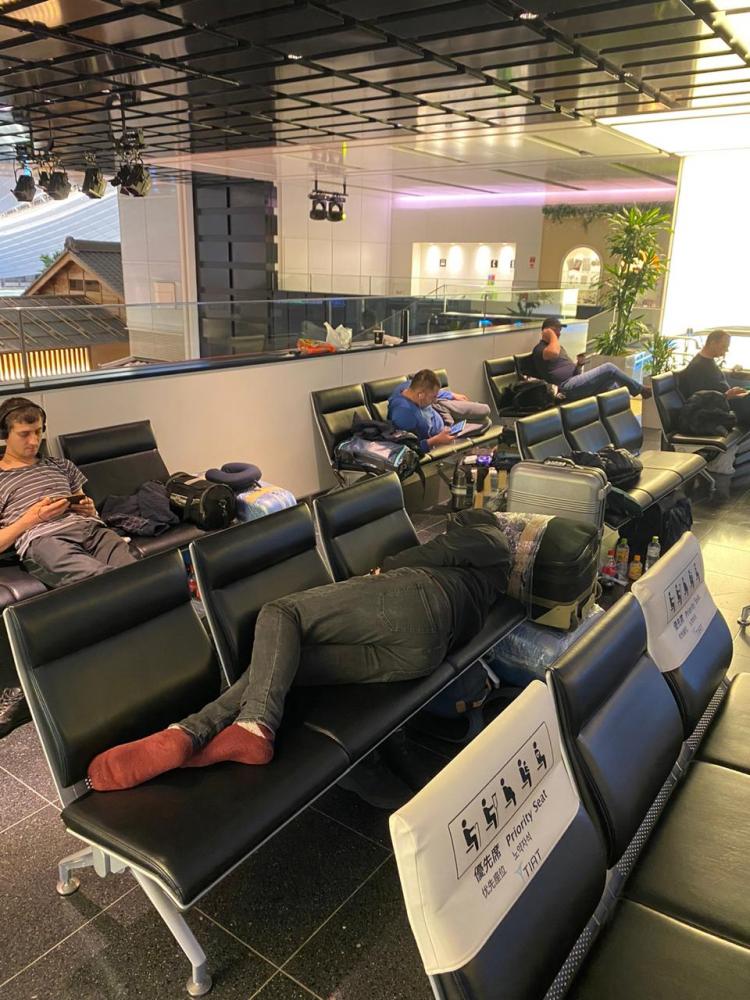 Терминал 2.0: Приморец показал, как россияне живут в аэропорту Японии