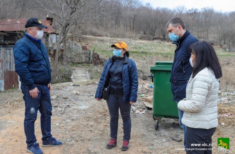 Посёлки острова Русский очищают от мусора
