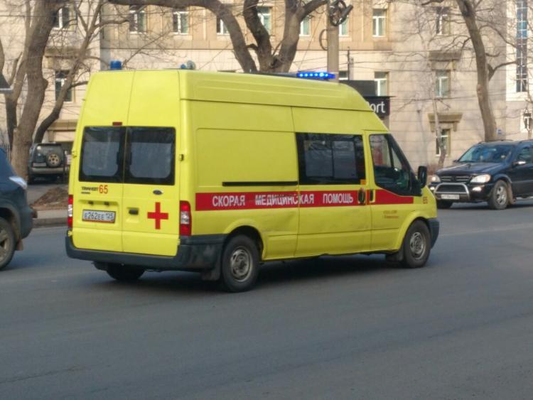 Во Владивостоке мужчина, выбежав в подъезд на крики о помощи, был ранен