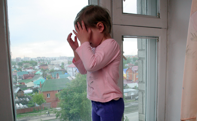 Четырехлетний малыш выпал из окна в Новосибирске
