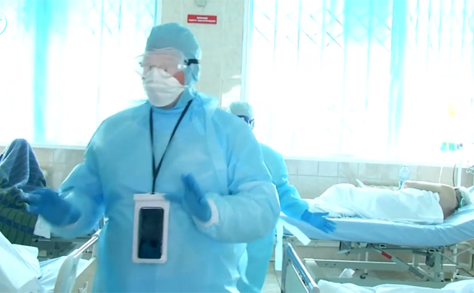 Как работают врачи с коронавирусом в самой опасной больнице Новосибирска