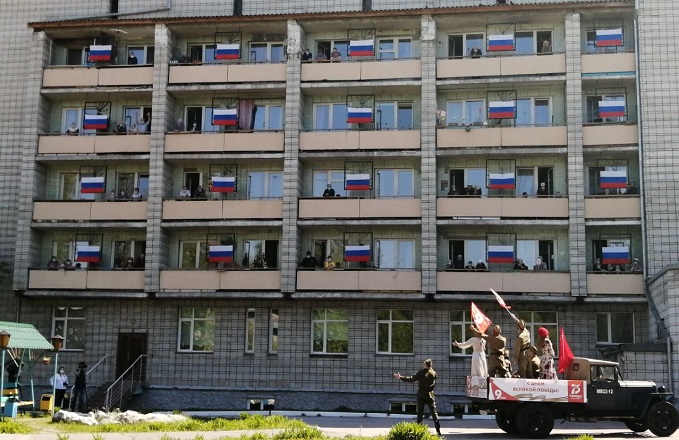 Флаги Дня Победы 2020 на балконах и в окнах Новосибирска
