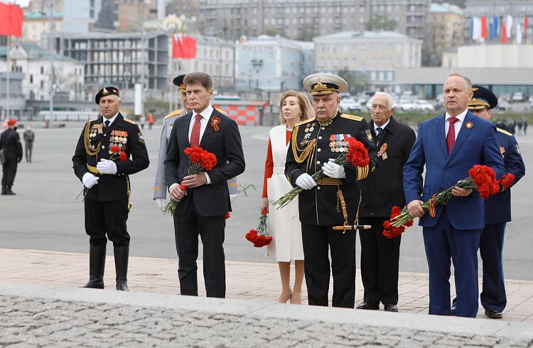 Глава Приморья почтил память героев Великой Отечественной войны