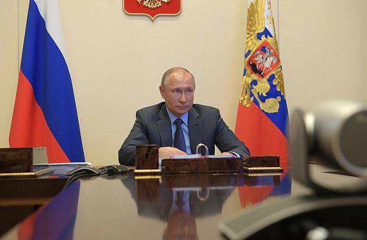 По поручению Путина все медработники получат выплаты до 15 мая