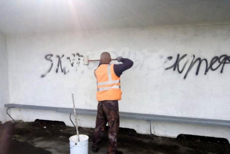 Во Владивостоке началась борьба с граффити