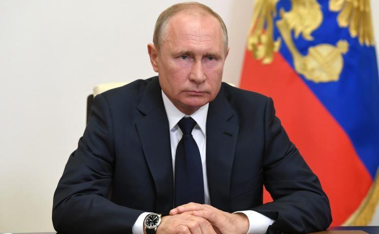Путин раскритиковал работу правительства из-за проблем с выплатами медикам