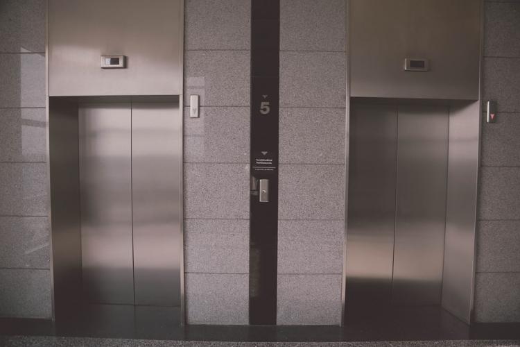 Лифт с людьми сорвался со второго этажа вТЦ в Благовещенске