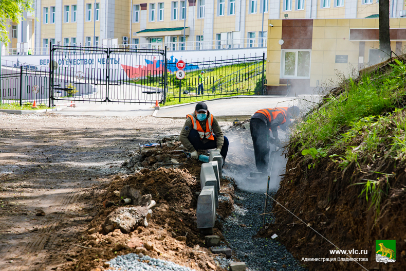 В районе Камского переулка во Владивостоке ремонтируют дорогу