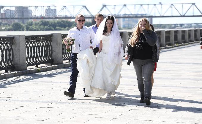 Шумная свадьба забыла про маски и социальную дистанцию на Красном проспекте
