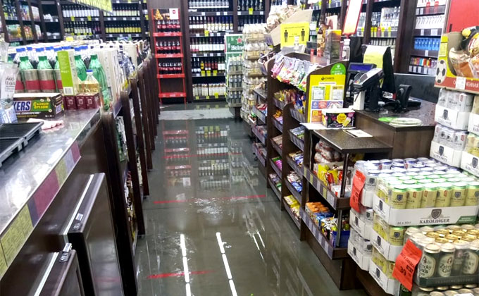 Датчик движения среагировал на потоп в магазине