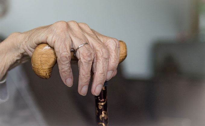 Две пьяные 70-летние бабушки подрались на тросточках в магазине