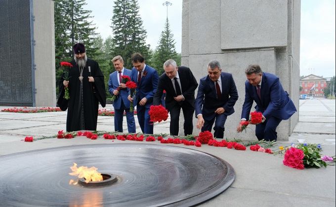Губернатор Травников возложил цветы к памятнику «Единство фронта и тыла»