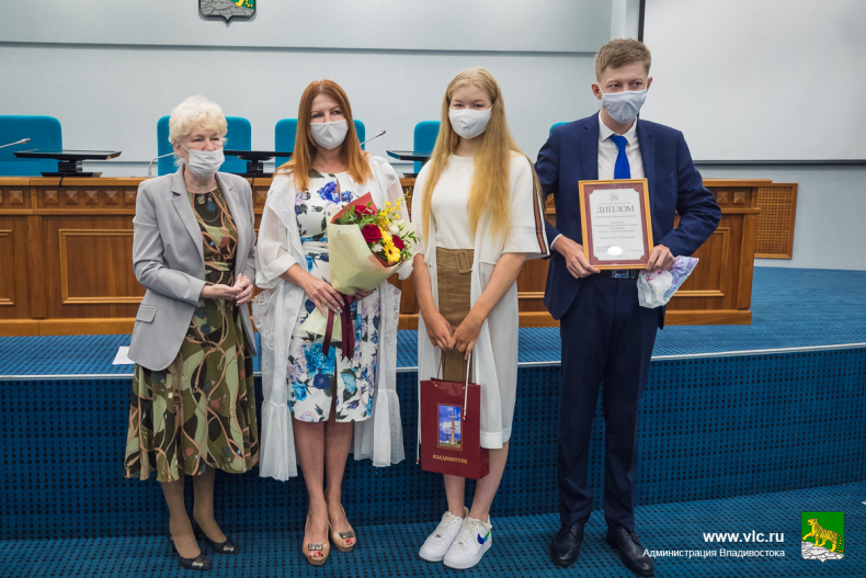 Во Владивостоке наградили лучшие семьи города