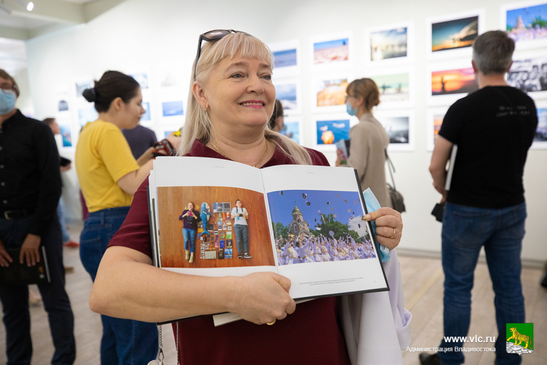Во Владивостоке открылась фотовыставка в честь Дня города